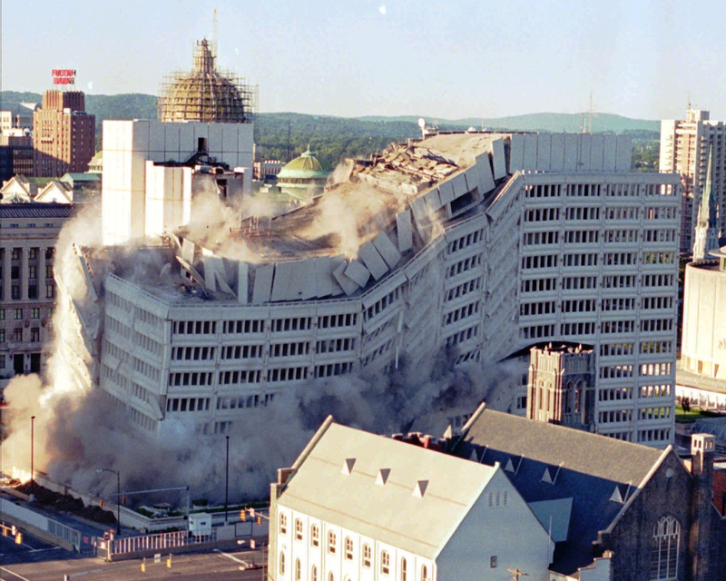 Illustration for article titled The Joy Of Watching Huge Buildings Implode